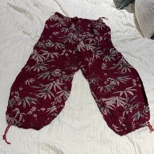 Saks Fifth Avenue Burgundy Floral vacation Bottoms joggers sz medium Comfortable